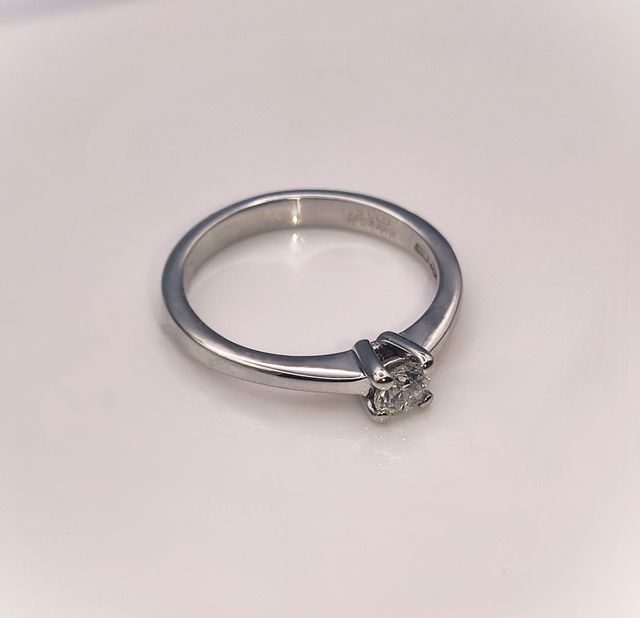 Anillo Oro Blanco 18kt con Diamante.