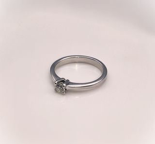 Anillo Oro Blanco 18kt con Diamante.