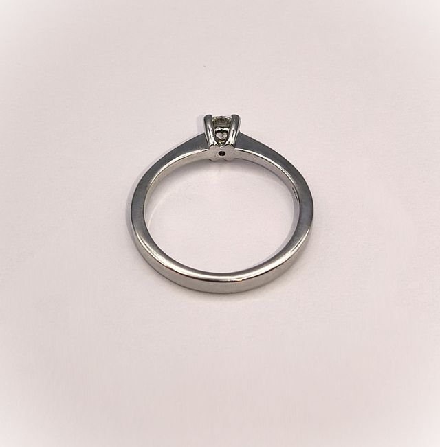 Anillo Oro Blanco 18kt con Diamante.