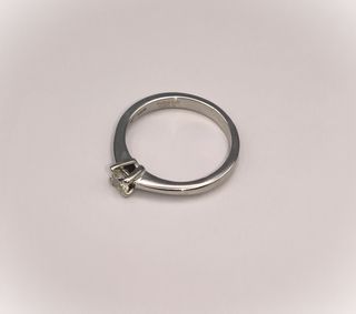 Anillo Oro Blanco 18kt con Diamante.