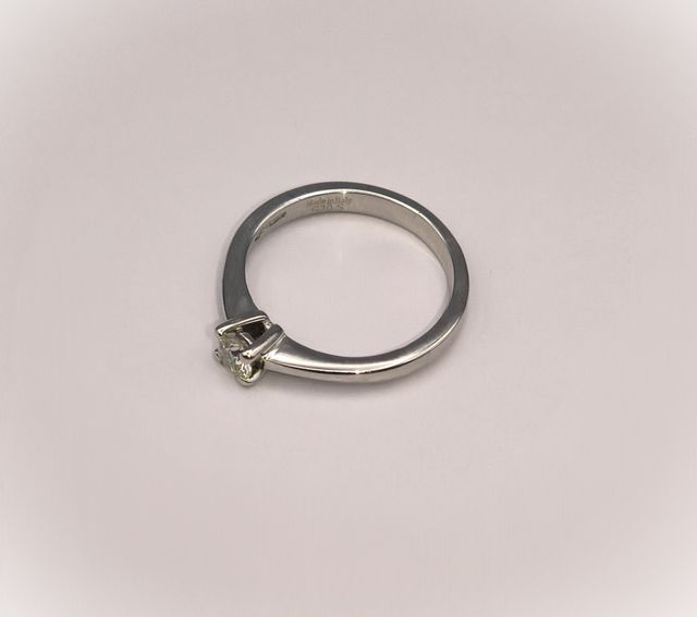 Anillo Oro Blanco 18kt con Diamante.