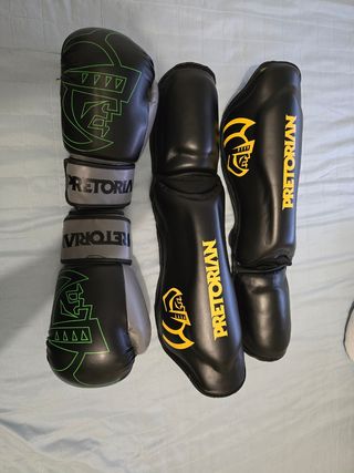 Luvas e caneleiras para luta
