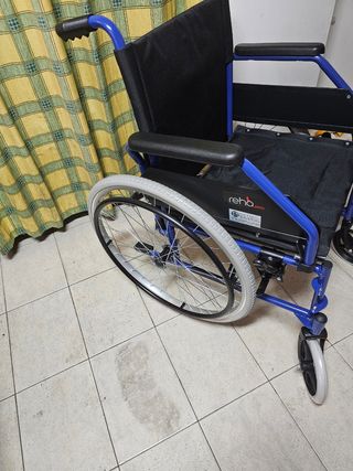 Sedia a rotelle pieghevole 