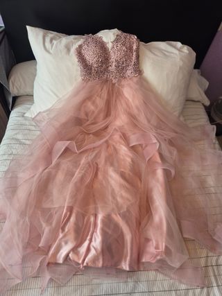 Vestido de fiesta, estilo quinceañera. 