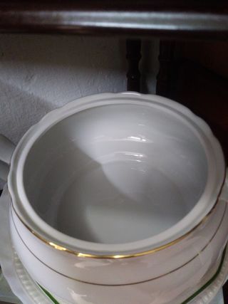 Sopera grande blanca con plateado