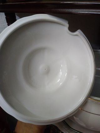 Sopera grande blanca con plateado