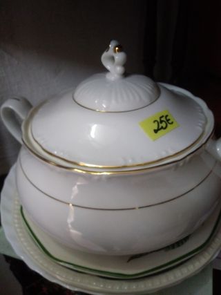 Sopera grande blanca con plateado
