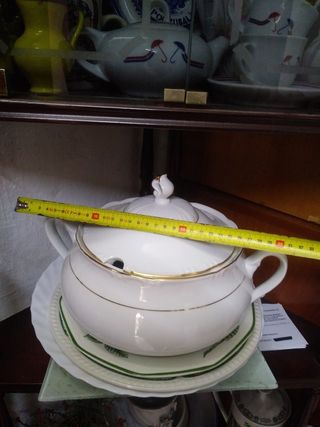 Sopera grande blanca con plateado