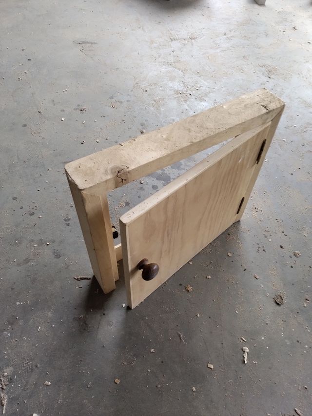 Puerta de madera para contadores de agua .