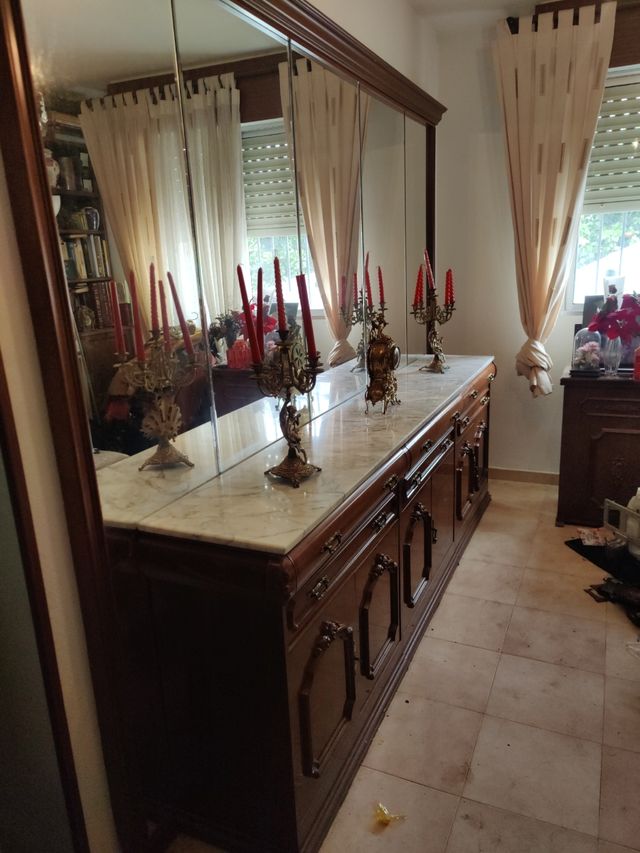 Grande credenza con specchio