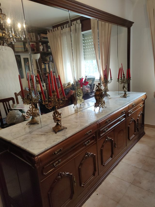 Grande credenza con specchio