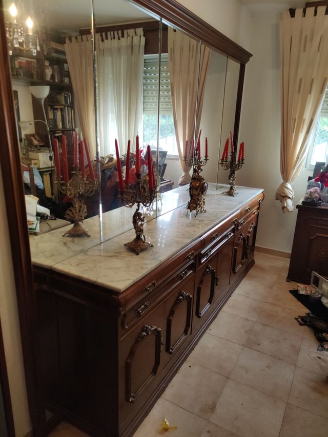 Grande credenza con specchio
