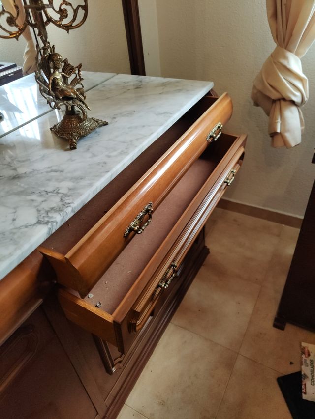 Grande credenza con specchio