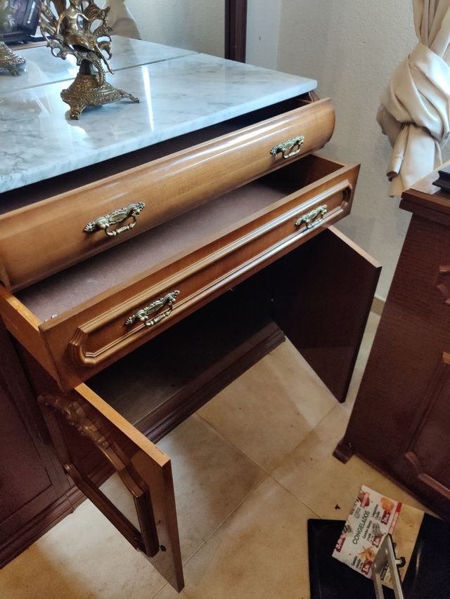 Grande credenza con specchio