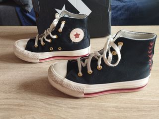 Converse negras con corazones niña