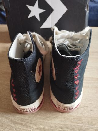 Converse negras con corazones niña