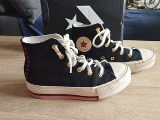 Converse negras con corazones niña