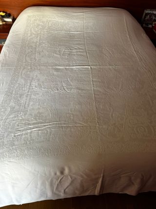 Colcha blanca 228cm x 205cm de largo por ancho