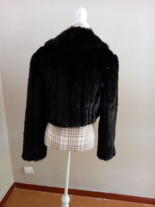 Chaqueta corta de piel sintetica