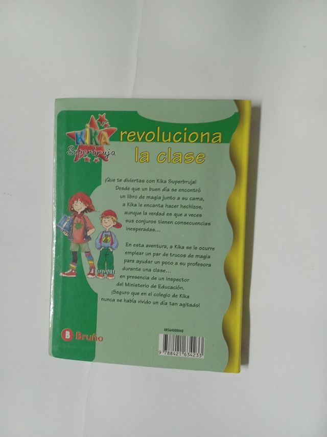 Kika Superbruja revoluciona la clase (Kika Superbruja / Kika Superwitch) (Spanish Edition)