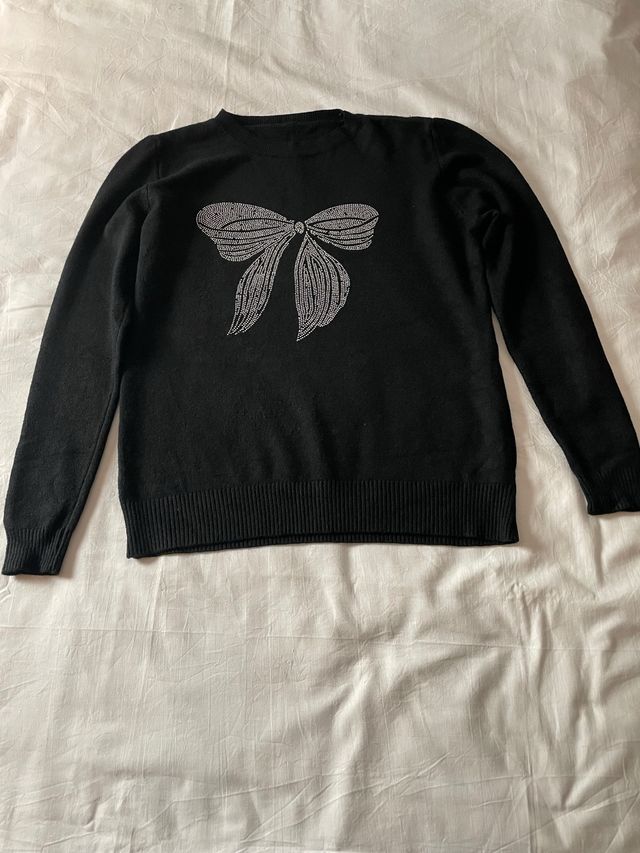 Jersey negro con un lazo de piedrecillas