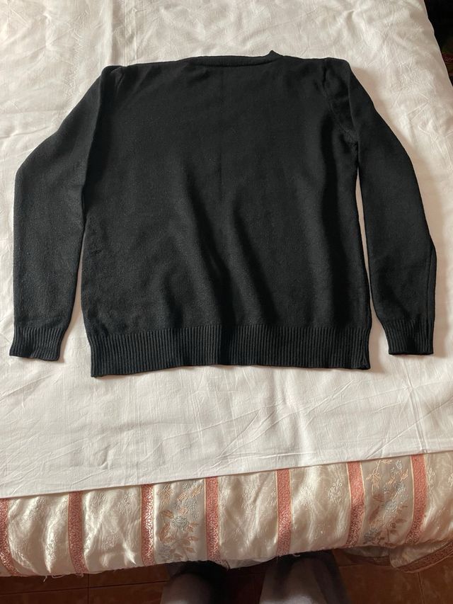 Jersey negro con un lazo de piedrecillas