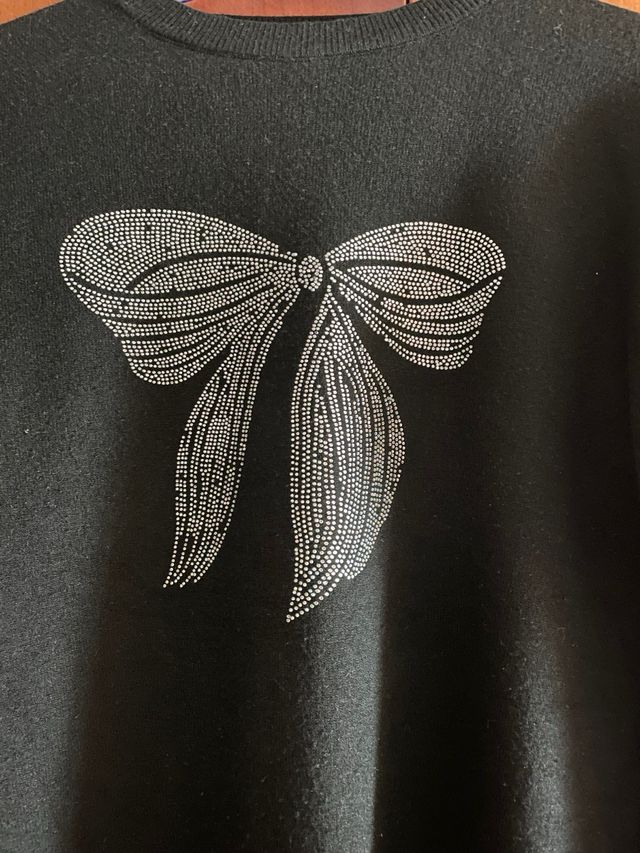 Jersey negro con un lazo de piedrecillas