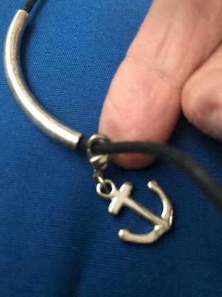 Collar cuero y plata con charm ancla