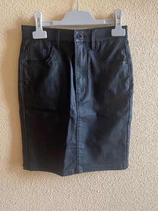 Falda negra de Stradivarius