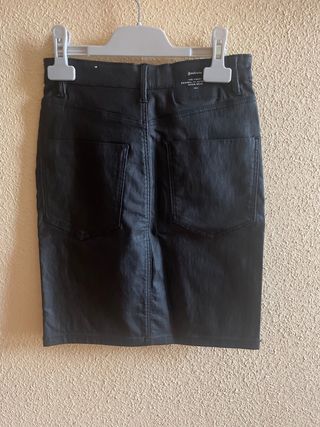 Falda negra de Stradivarius