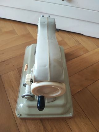 Maquina de coser EUREKA