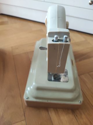 Maquina de coser EUREKA