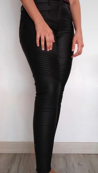 Pantalones pitillo negro polipiel 