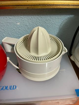 Exprimidor eléctrico funcional y práctico