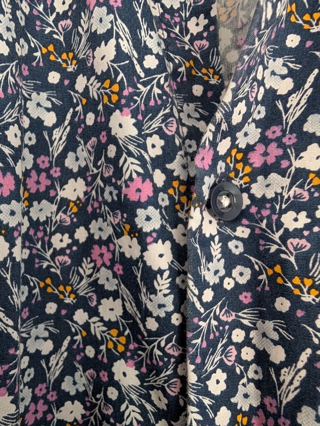 Camisa floral manga larga en muy buen estado