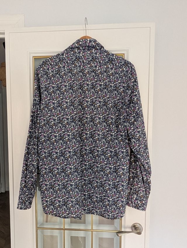 Camisa floral manga larga en muy buen estado