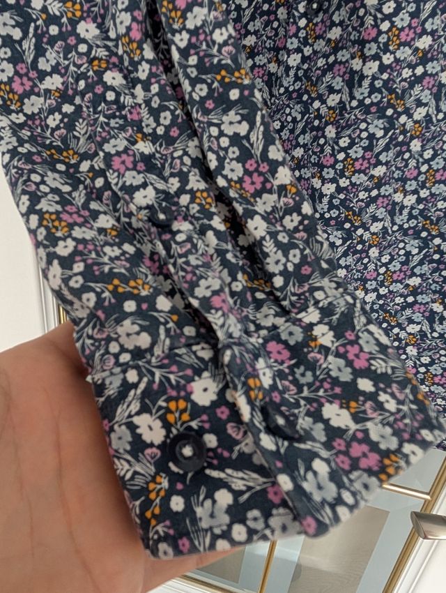 Camisa floral manga larga en muy buen estado