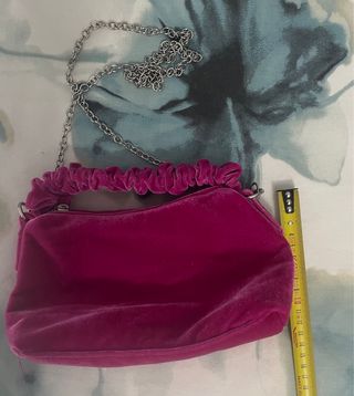 Bolso terciopelo rosa fucsia de Primark 