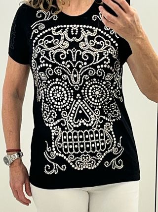 Camiseta negra remaches calavera Ay Guey