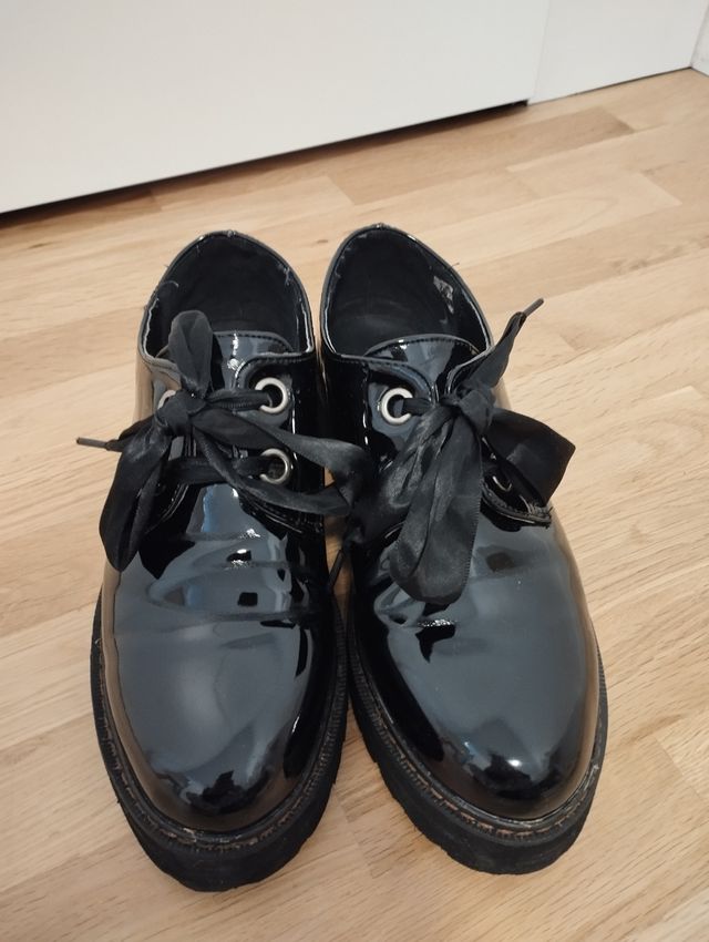 Zapatos negros de charol.
