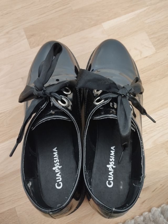 Zapatos negros de charol.