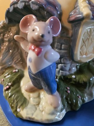 Figura Lladro Golden memories. Tiene peana incluid