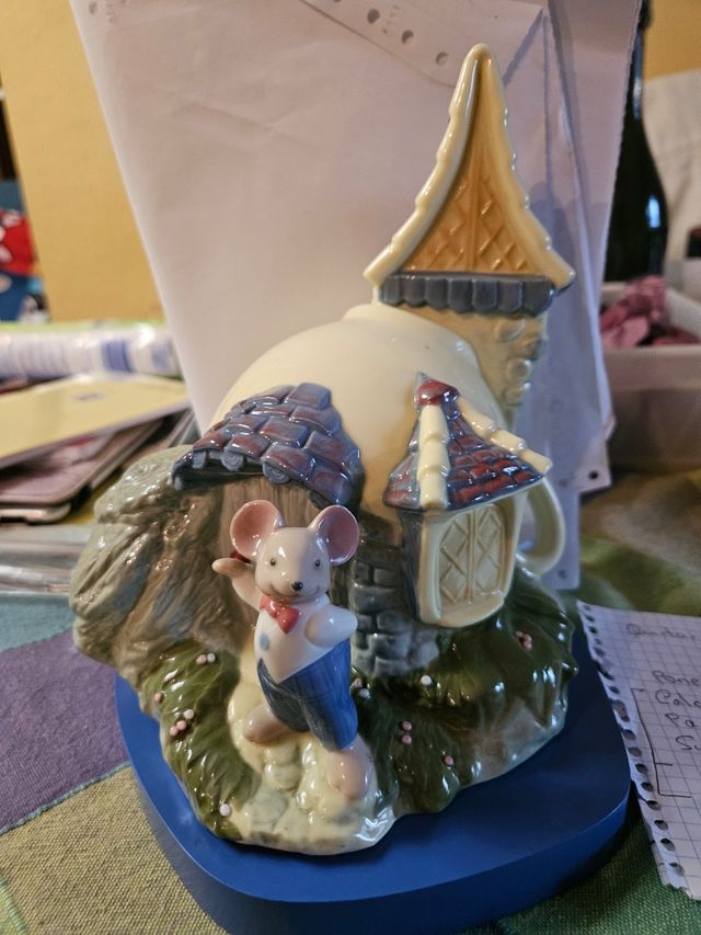 Figura Lladro Golden memories. Tiene peana inclu