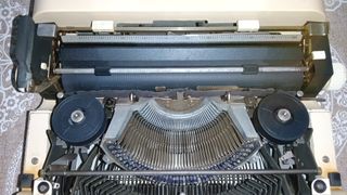 Máquina de escribir OLIVETTI LETTERA 35 color crem