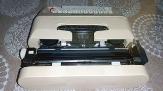 Máquina de escribir OLIVETTI LETTERA 35 color crem