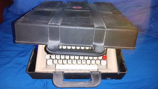 Máquina de escribir OLIVETTI LETTERA 35 color crem