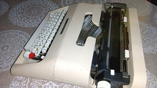 Máquina de escribir OLIVETTI LETTERA 35 color crem