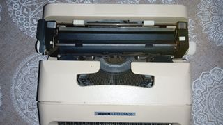 Máquina de escribir OLIVETTI LETTERA 35 color crem