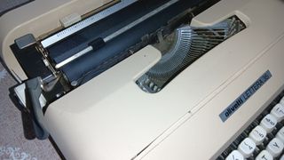 Máquina de escribir OLIVETTI LETTERA 35 color crem