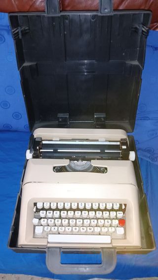 Máquina de escribir OLIVETTI LETTERA 35 color crem